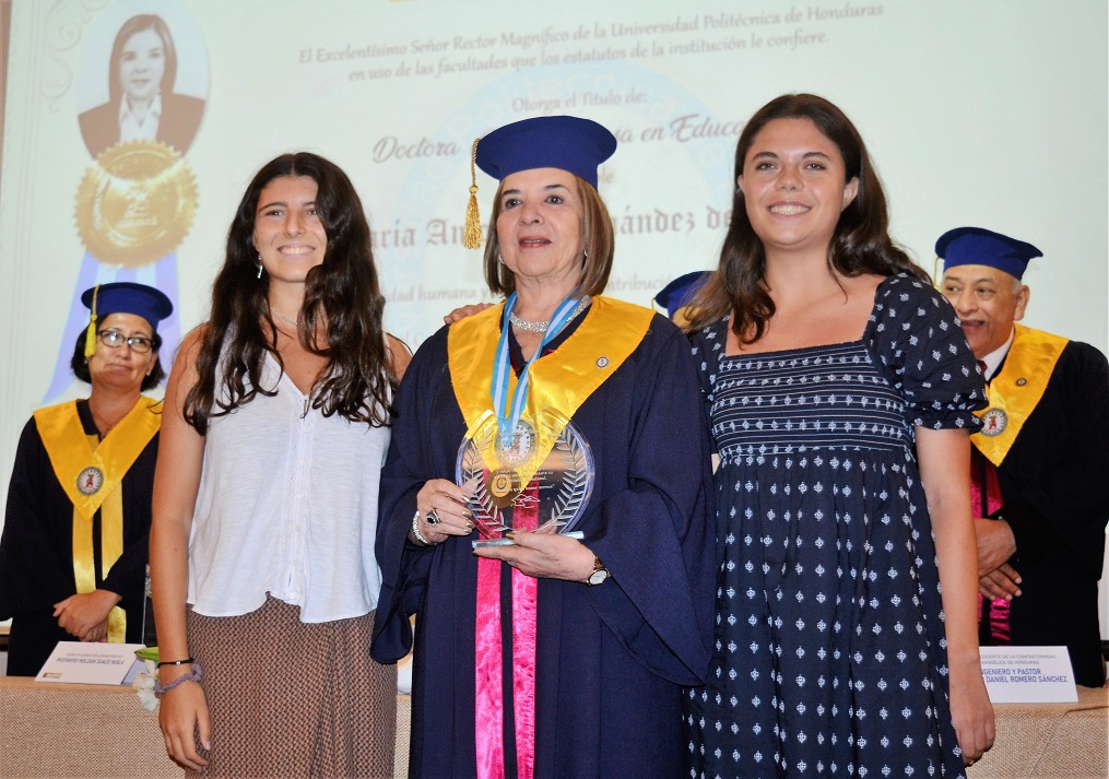 María Antonia de Suazo recibe Doctorado Honoris Causa en Educación de Universidad Politécnica de Honduras