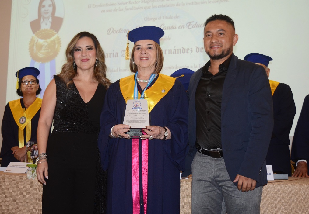 María Antonia de Suazo recibe Doctorado Honoris Causa en Educación de Universidad Politécnica de Honduras