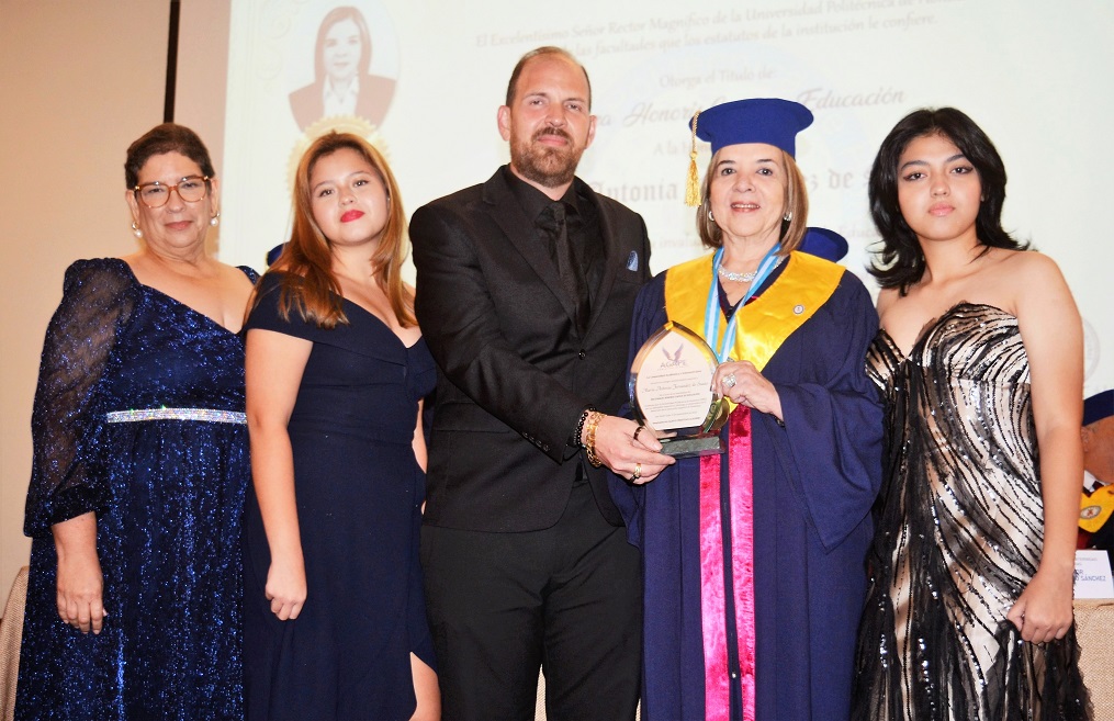 María Antonia de Suazo recibe Doctorado Honoris Causa en Educación de Universidad Politécnica de Honduras