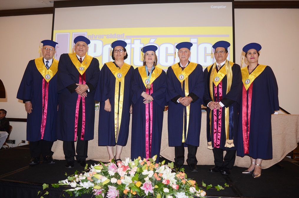 María Antonia de Suazo recibe Doctorado Honoris Causa en Educación de Universidad Politécnica de Honduras