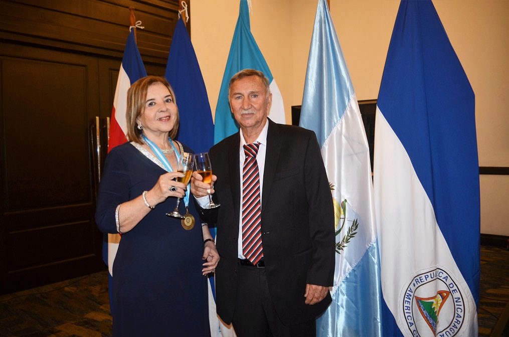 María Antonia de Suazo recibe Doctorado Honoris Causa en Educación de Universidad Politécnica de Honduras