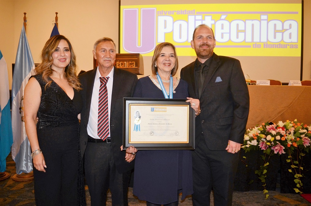 María Antonia de Suazo recibe Doctorado Honoris Causa en Educación de Universidad Politécnica de Honduras