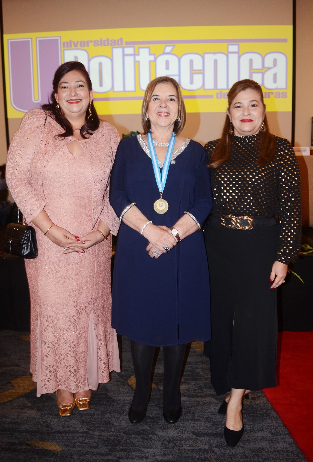 María Antonia de Suazo recibe Doctorado Honoris Causa en Educación de Universidad Politécnica de Honduras