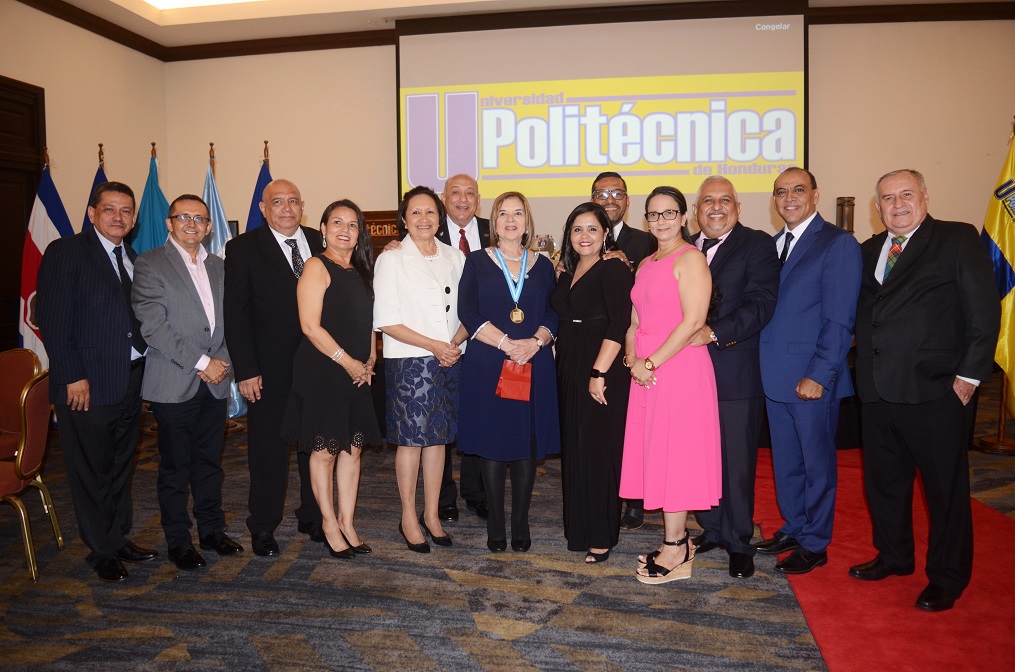 María Antonia de Suazo recibe Doctorado Honoris Causa en Educación de Universidad Politécnica de Honduras