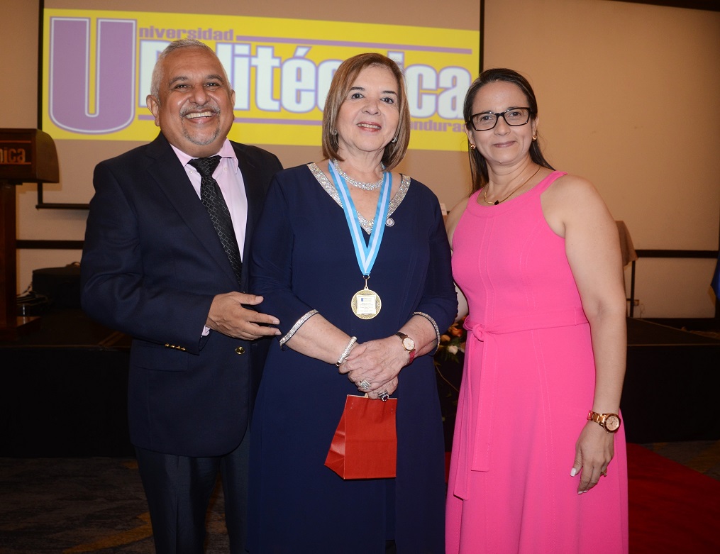 María Antonia de Suazo recibe Doctorado Honoris Causa en Educación de Universidad Politécnica de Honduras