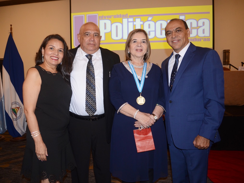 María Antonia de Suazo recibe Doctorado Honoris Causa en Educación de Universidad Politécnica de Honduras