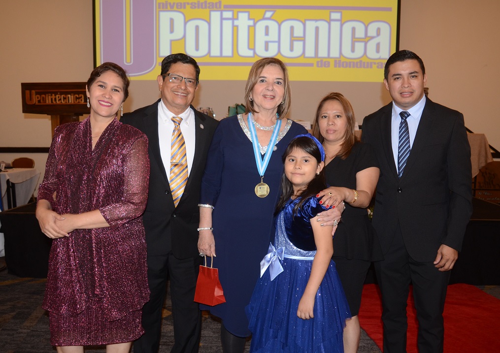 María Antonia de Suazo recibe Doctorado Honoris Causa en Educación de Universidad Politécnica de Honduras