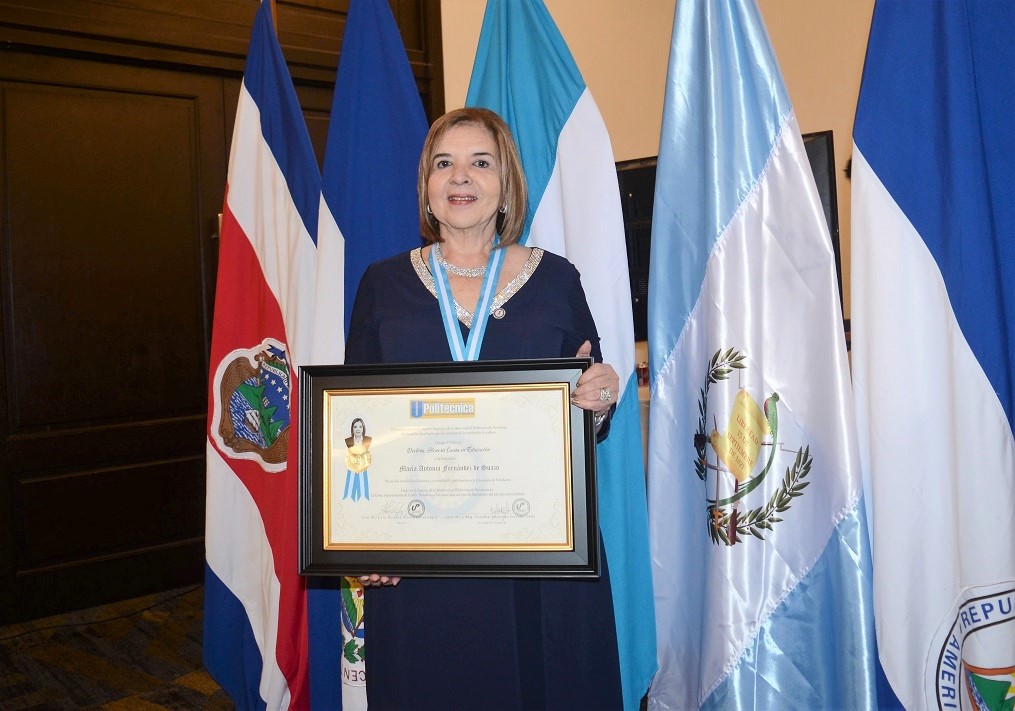 María Antonia de Suazo recibe Doctorado Honoris Causa en Educación de Universidad Politécnica de Honduras