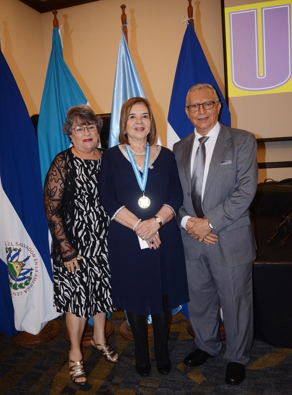 María Antonia de Suazo recibe Doctorado Honoris Causa en Educación de Universidad Politécnica de Honduras