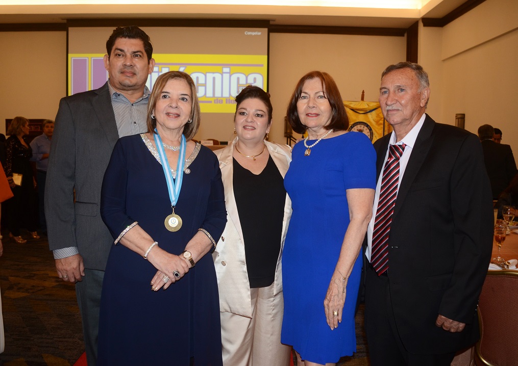 María Antonia de Suazo recibe Doctorado Honoris Causa en Educación de Universidad Politécnica de Honduras