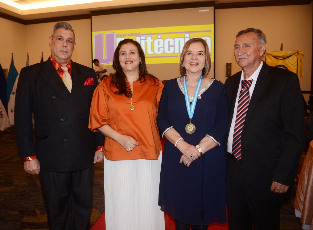 María Antonia de Suazo recibe Doctorado Honoris Causa en Educación de Universidad Politécnica de Honduras