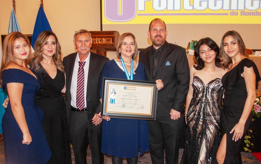 María Antonia de Suazo recibe Doctorado Honoris Causa en Educación de Universidad Politécnica de Honduras