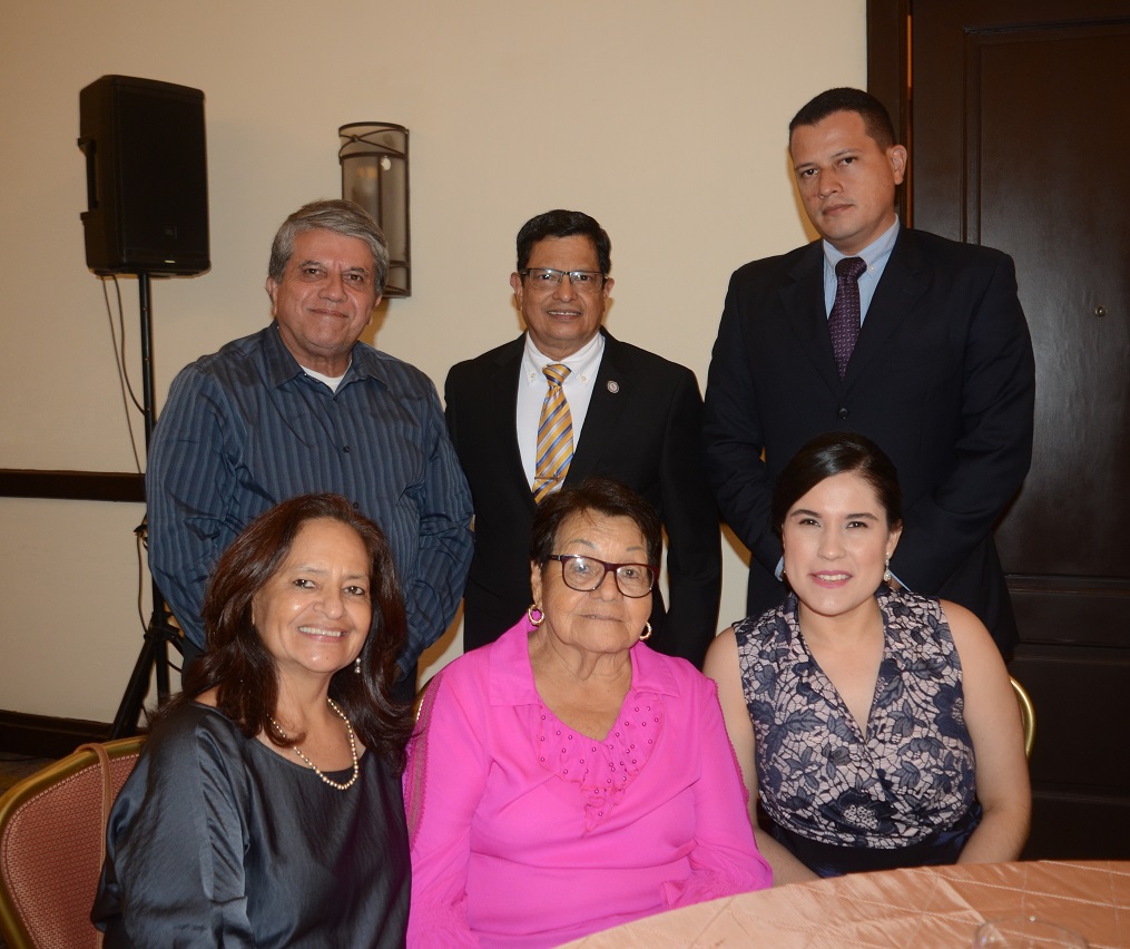 María Antonia de Suazo recibe Doctorado Honoris Causa en Educación de Universidad Politécnica de Honduras