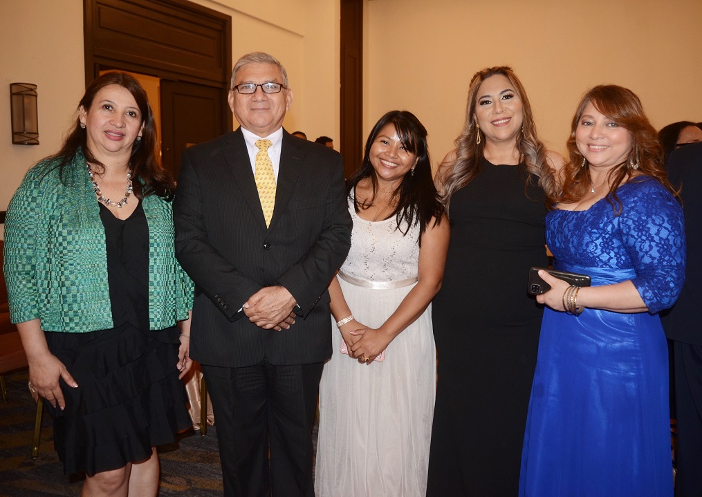 María Antonia de Suazo recibe Doctorado Honoris Causa en Educación de Universidad Politécnica de Honduras