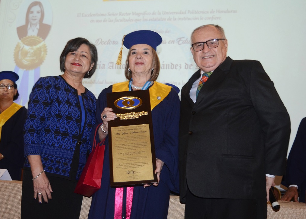 María Antonia de Suazo recibe Doctorado Honoris Causa en Educación de Universidad Politécnica de Honduras