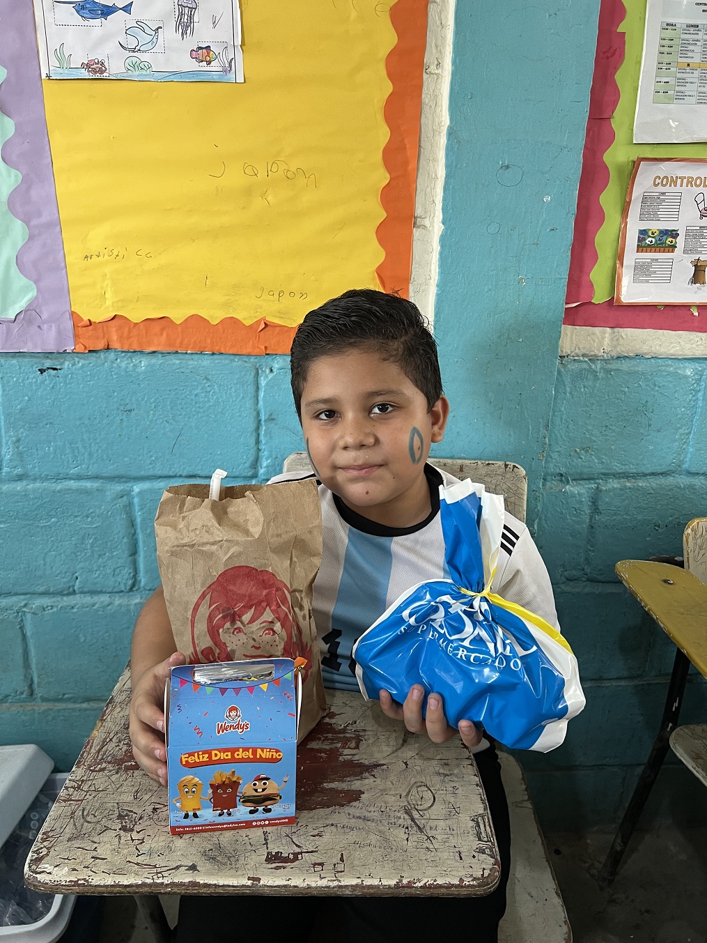 Supermercados Colonial celebró a los niños de la Escuela 18 de noviembre de Armenta