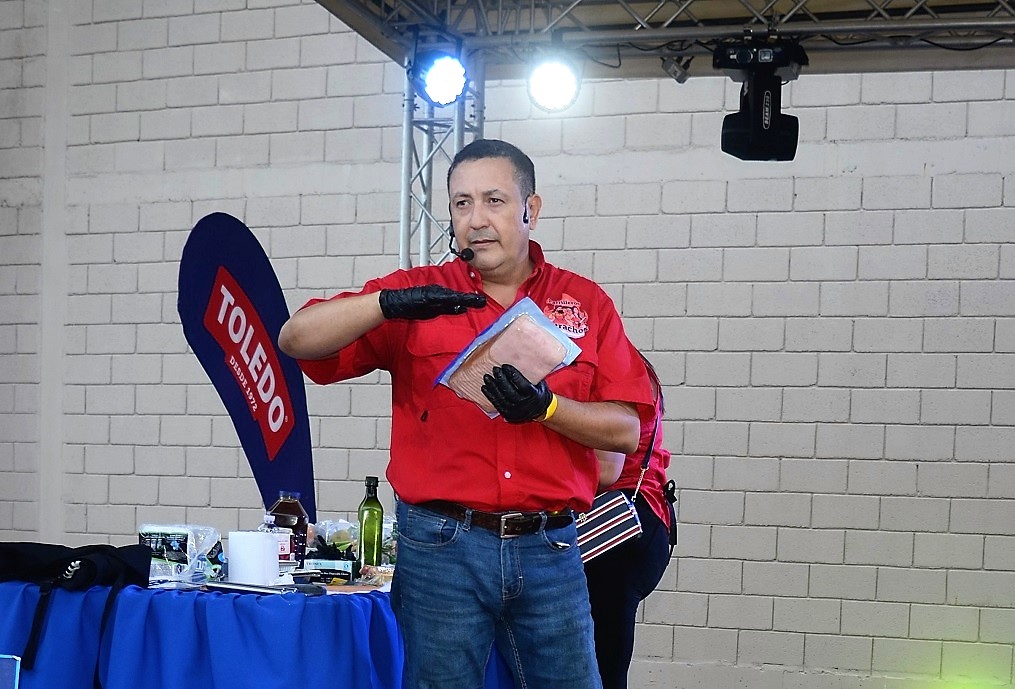 Mucho sabor y aprendizaje en la clase de asado Toledo BBQ en Supermercados Colonial