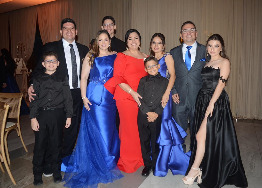 Anadrea Verdial y Juan Hipp con sus padres: Dania Verdial, Charmaine Aguiluz y Juan Hipp