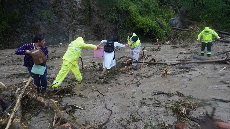 En México: Al menos 27 muertos, cuatro desparecidos, vías bloqueadas y cortes de energía por paso huracán Otis 