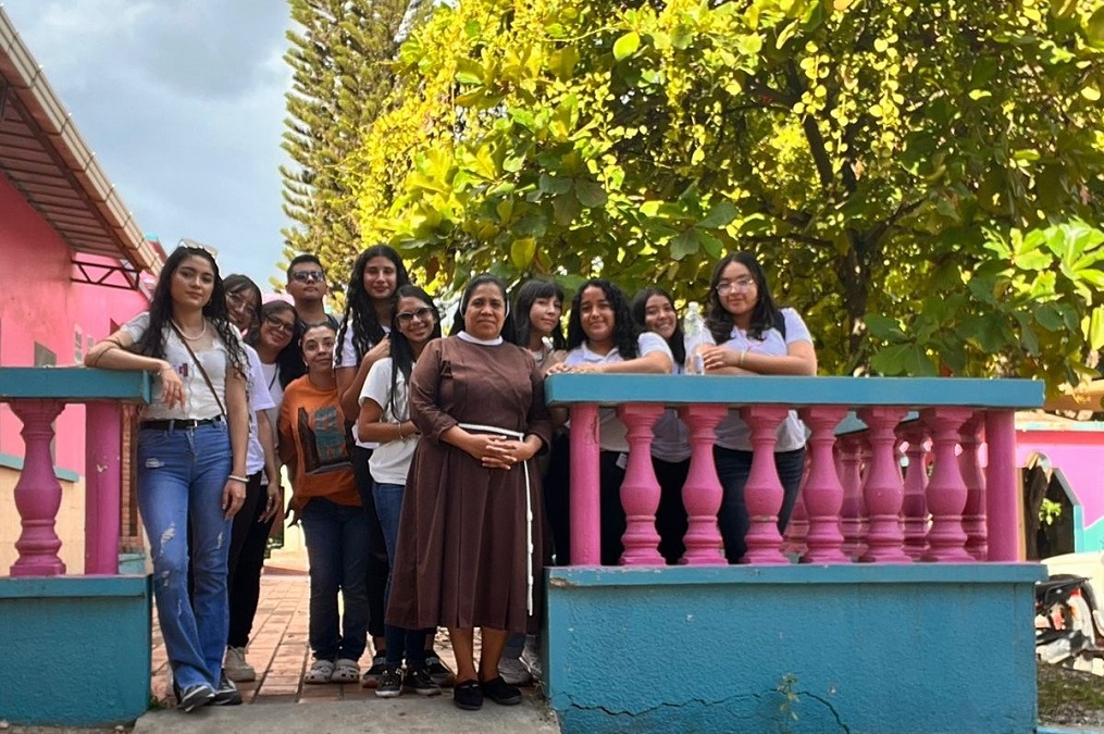 Estudiantes de UCENM realizan actividades de vinculación en apoyo al adulto mayor