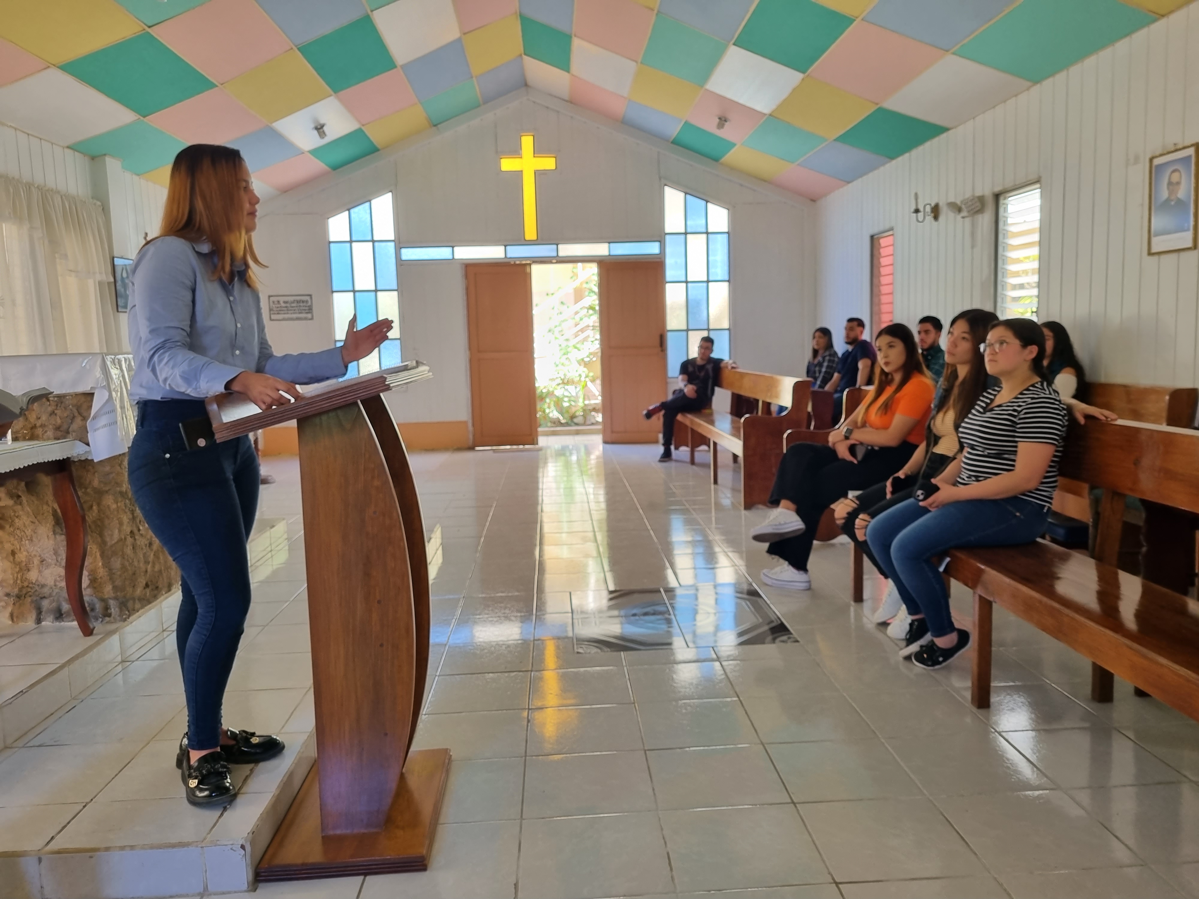 Estudiantes de UCENM realizan actividades de vinculación en apoyo al adulto mayor