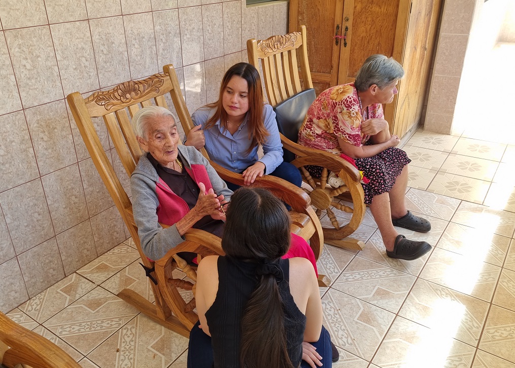 Estudiantes de UCENM realizan actividades de vinculación en apoyo al adulto mayor