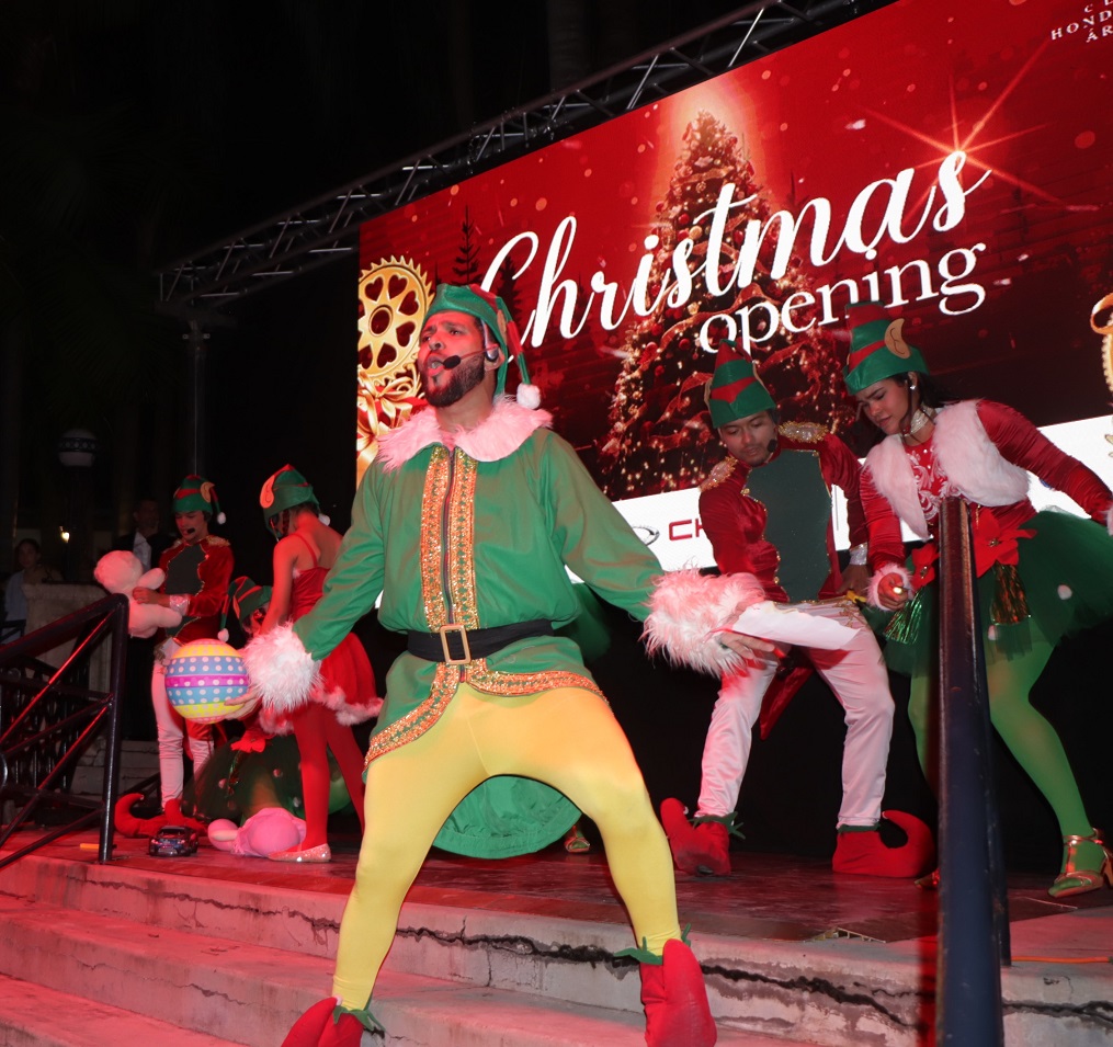 Club Hondureño Árabe le da la bienvenida a la Navidad con fabuloso show y el encendido de espectacular árbol 
