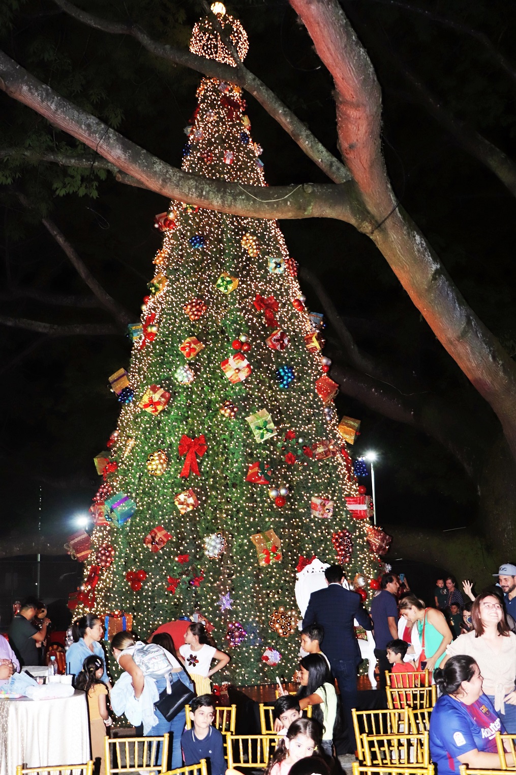 Club Hondureño Árabe le da la bienvenida a la Navidad con fabuloso show y el encendido de espectacular árbol 