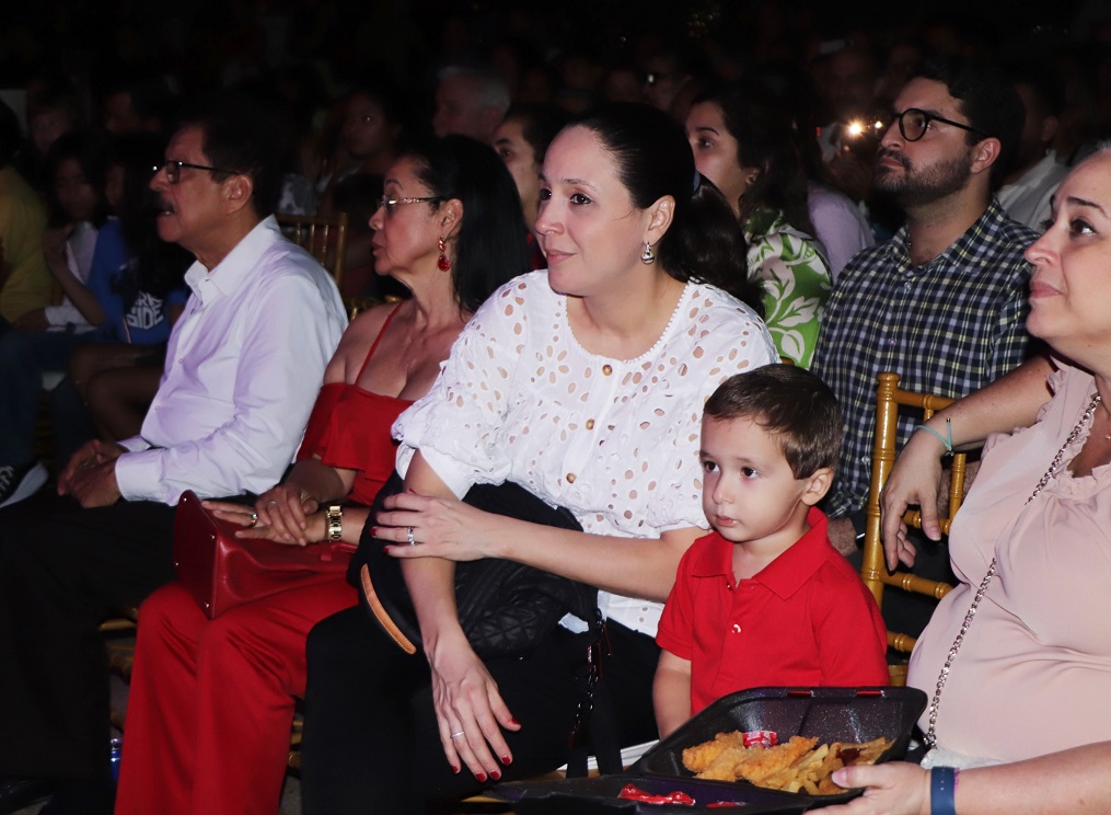 Club Hondureño Árabe le da la bienvenida a la Navidad con fabuloso show y el encendido de espectacular árbol 