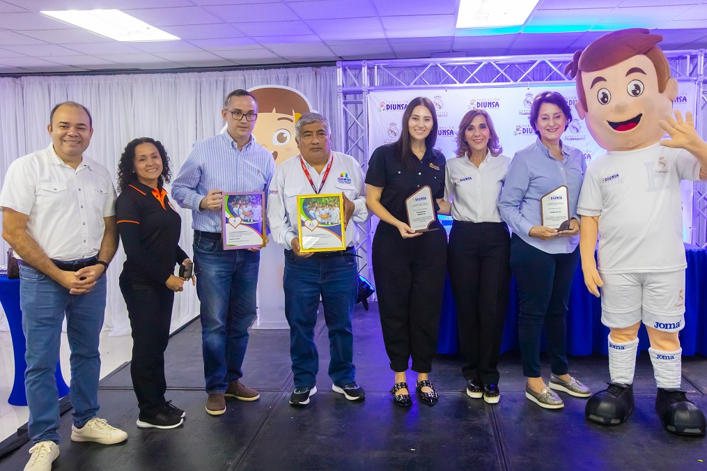 Escuela socio-deportiva “Formando Campeones” finaliza temporada 2023