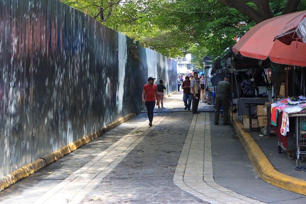 Municipalidad Sampedrana despeja área peatonal del Parque Central