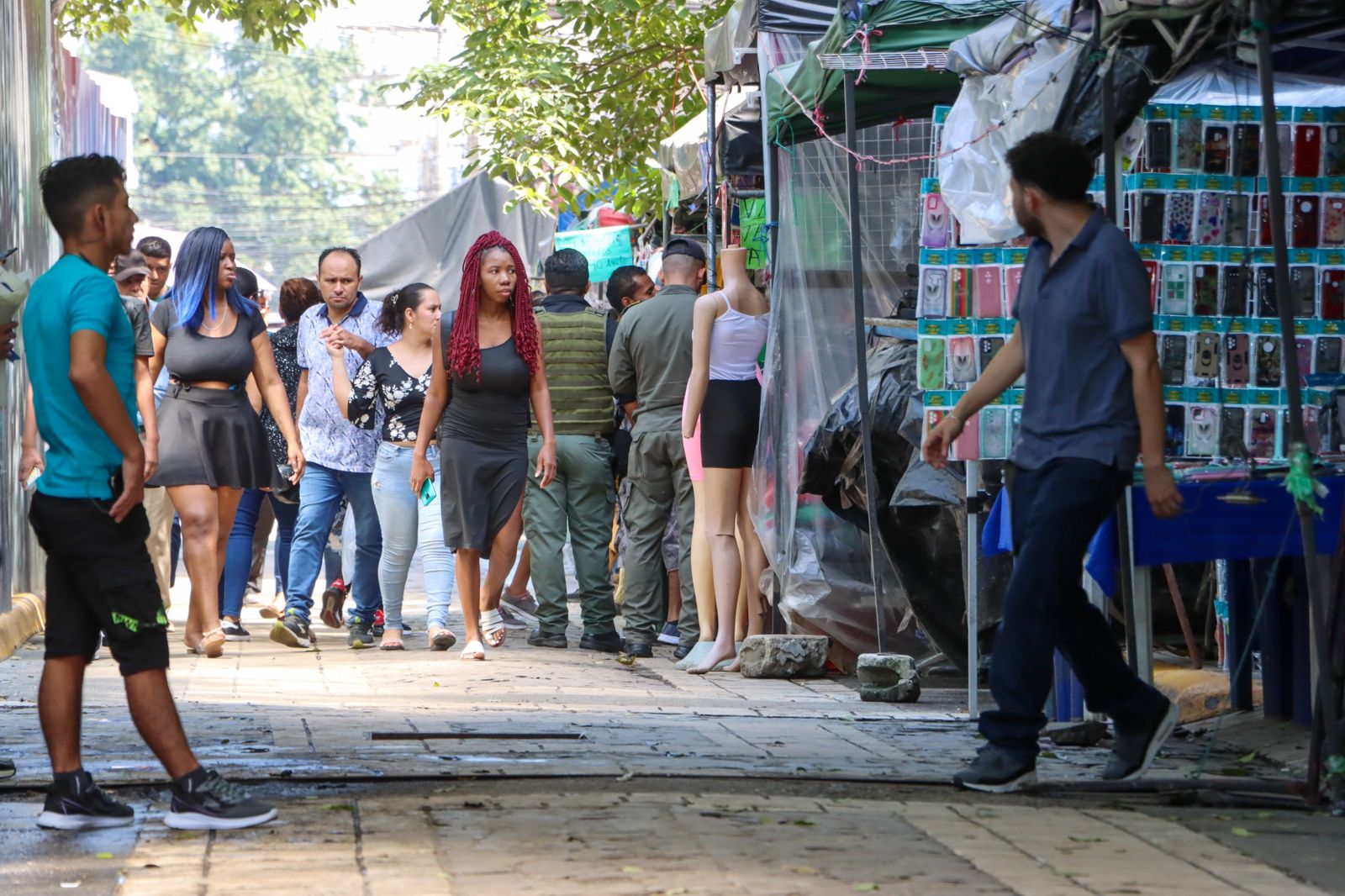 Municipalidad Sampedrana despeja área peatonal del Parque Central