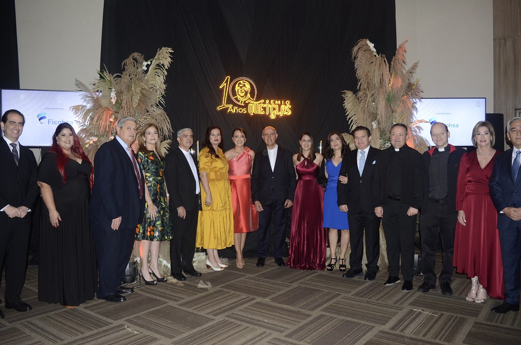 Galardonan con Premio Quetglas 2023 a Marcela Fernández y al padre Patricio Larrosa