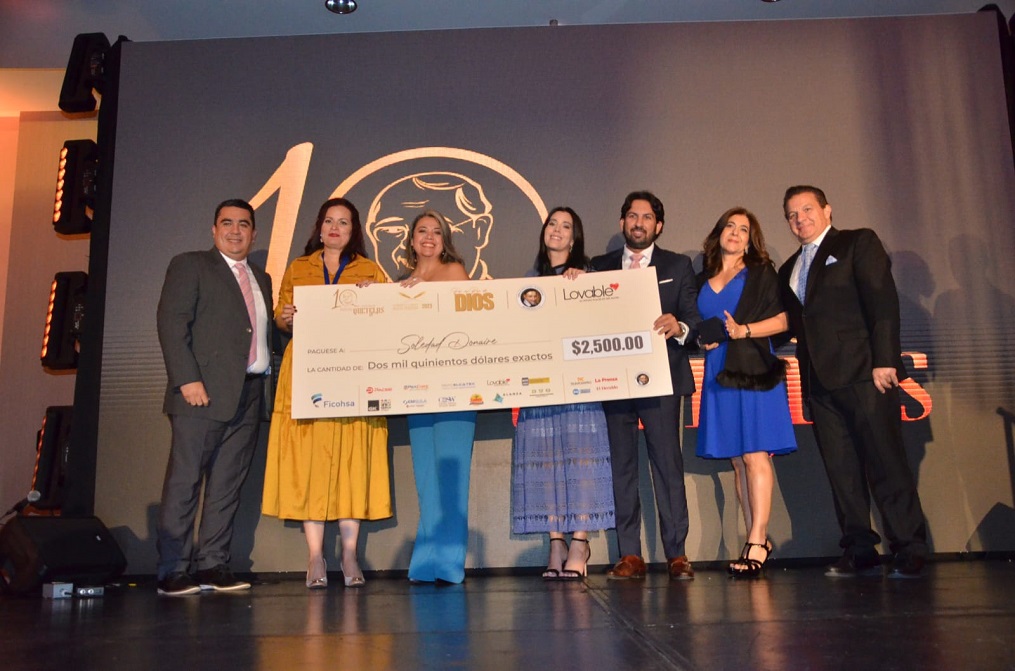 Galardonan con Premio Quetglas 2023 a Marcela Fernández y al padre Patricio Larrosa