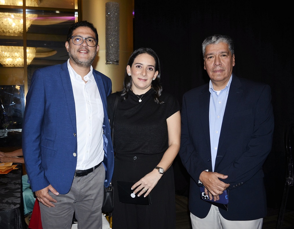 Galardonan con Premio Quetglas 2023 a Marcela Fernández y al padre Patricio Larrosa