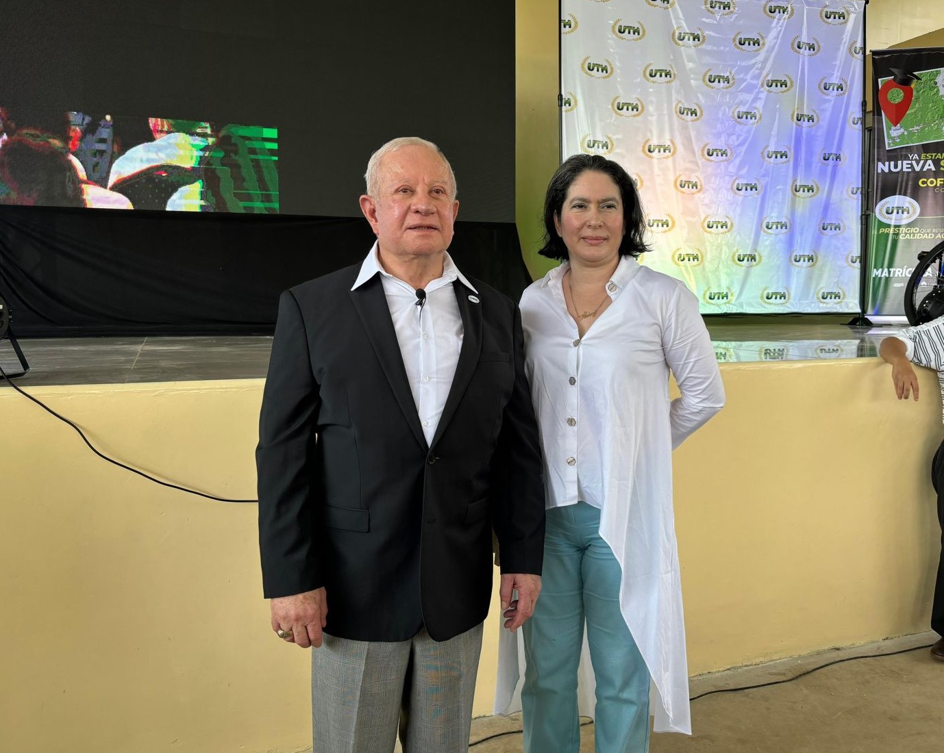 Empresario Roger D. Valladares impartió conferencia "Sueña, Despierta y Trabaja" a jóvenes de Cofradía