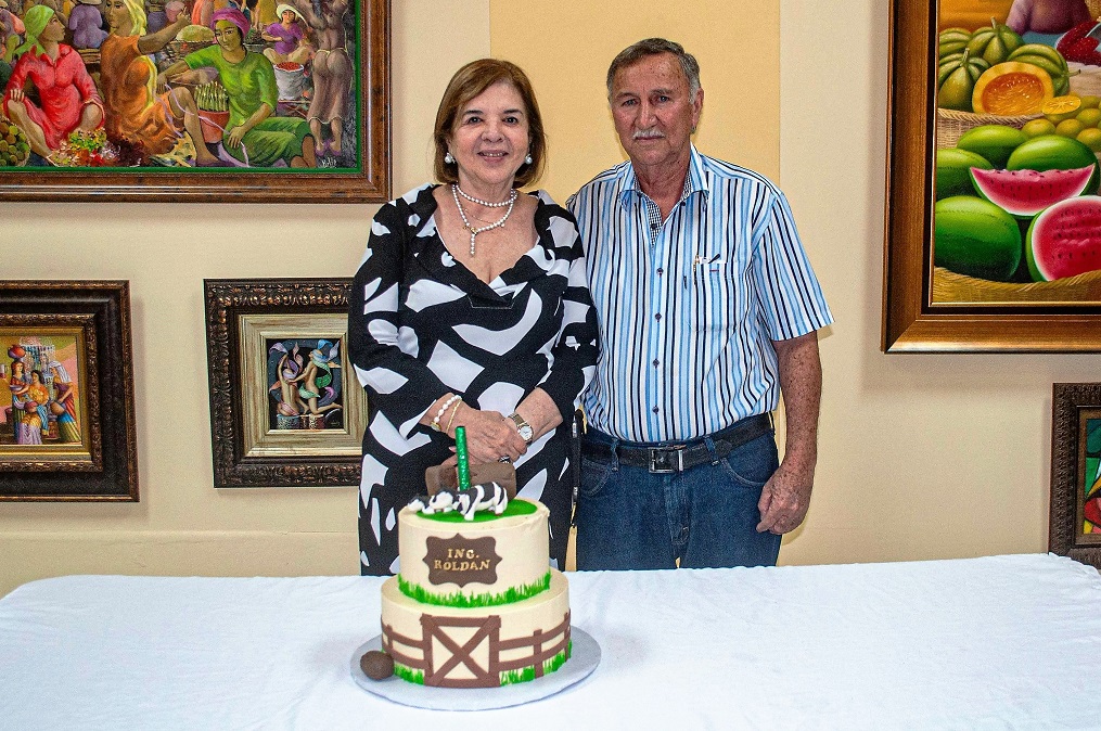 Celebrando el cumpleaños del Ing. Roldán Suazo Nuila