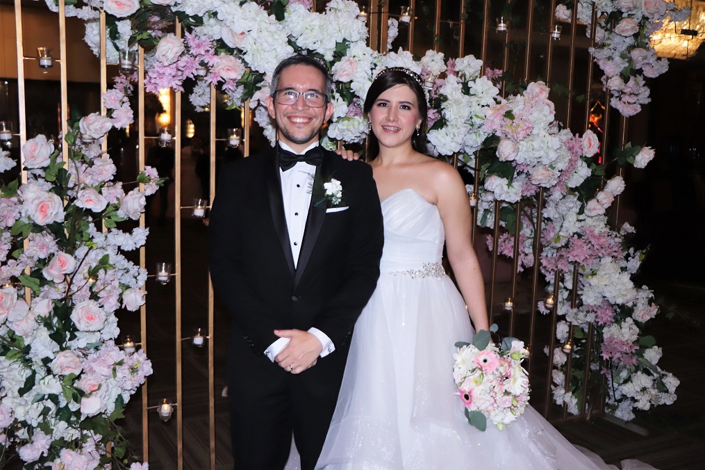 Juan Diego Filipi y Daniela Orellana celebran su boda religiosa