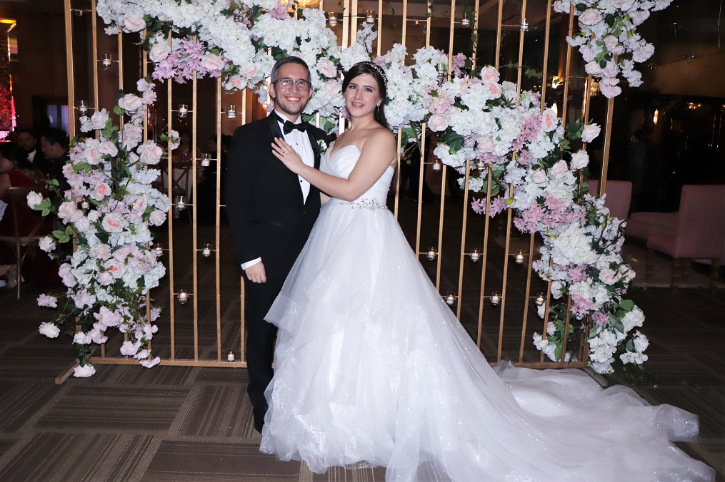 Juan Diego Filipi y Daniela Orellana celebran su boda religiosa 