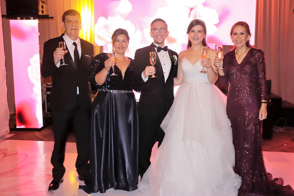 Juan Diego Filipi y Daniela Orellana celebran su boda religiosa 