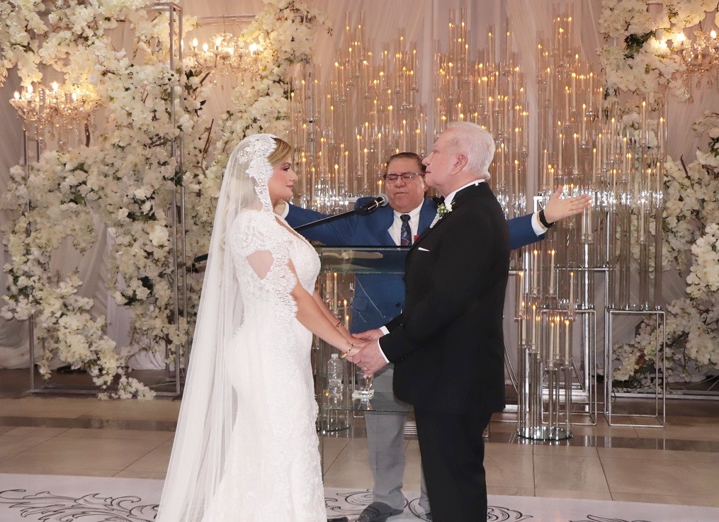 La boda de Emma Mejía y Roger D. Valladares: un pacto de Amor y una historia memorable