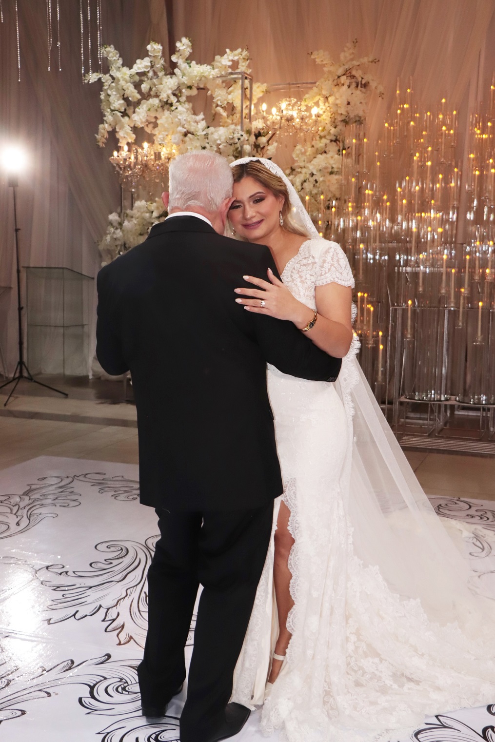 La boda de Emma Mejía y Roger D. Valladares: un pacto de Amor y una historia memorable