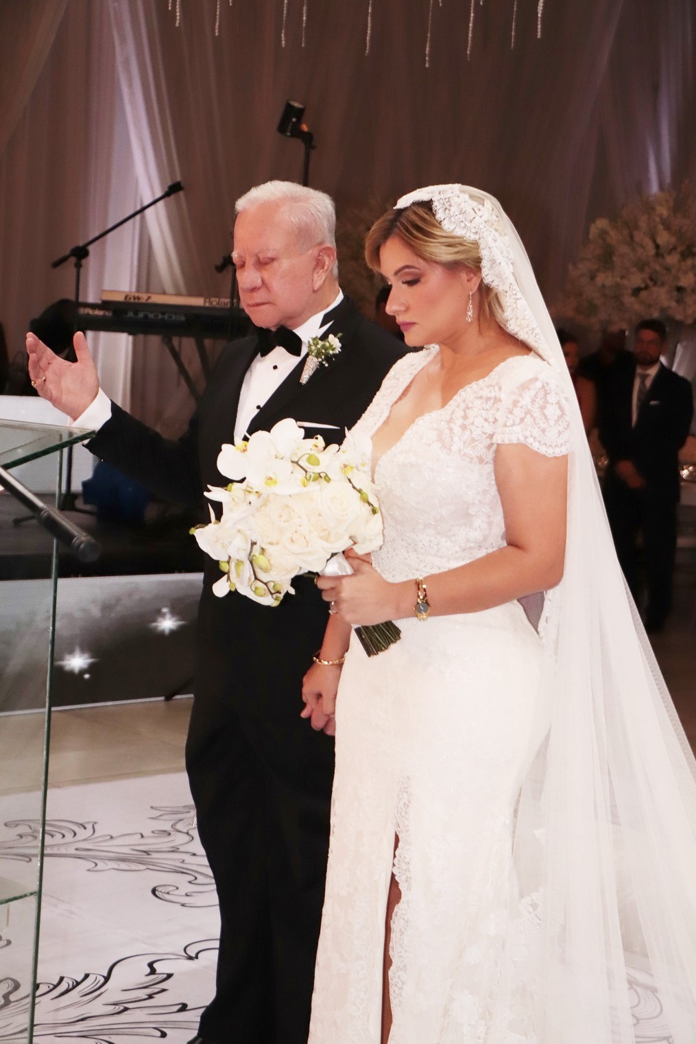 La boda de Emma Mejía y Roger D. Valladares: un pacto de Amor y una historia memorable