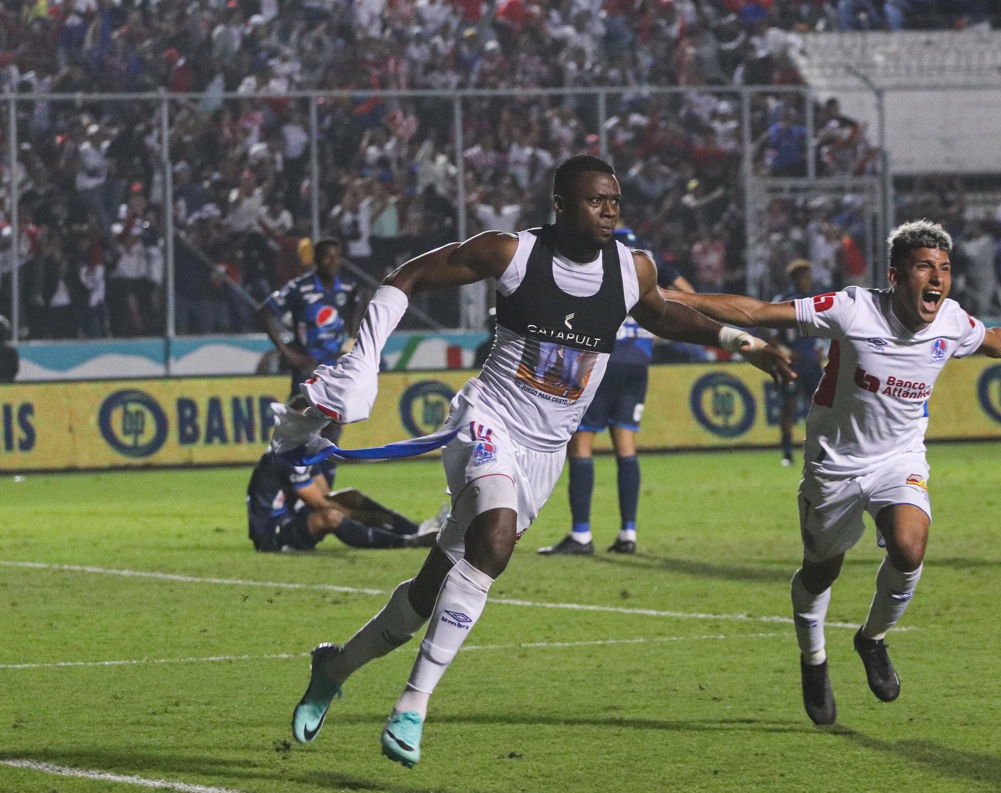 Olimpia se corona campeón del torneo Apertura tras vencer 2-1 a Motagua y suma su copa 37