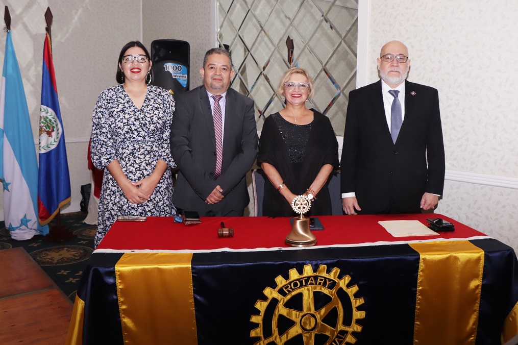 Visita de gobernadora de Distrito 4250 María Price y cena Navideña de Club Rotario Valle de Sula