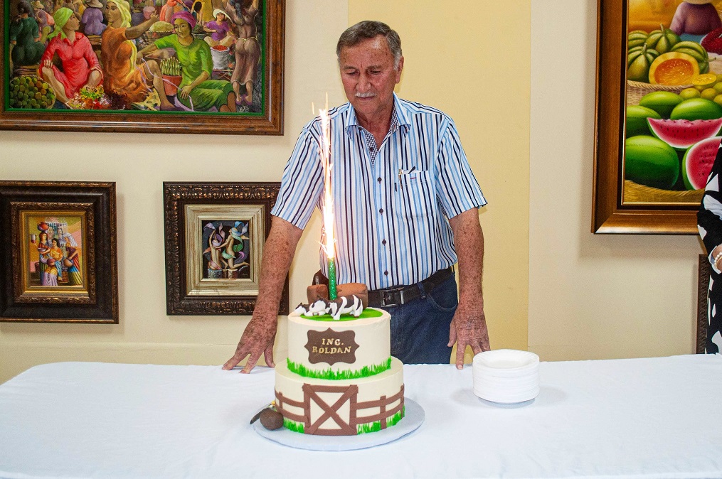 Celebrando el cumpleaños del Ing. Roldán Suazo Nuila