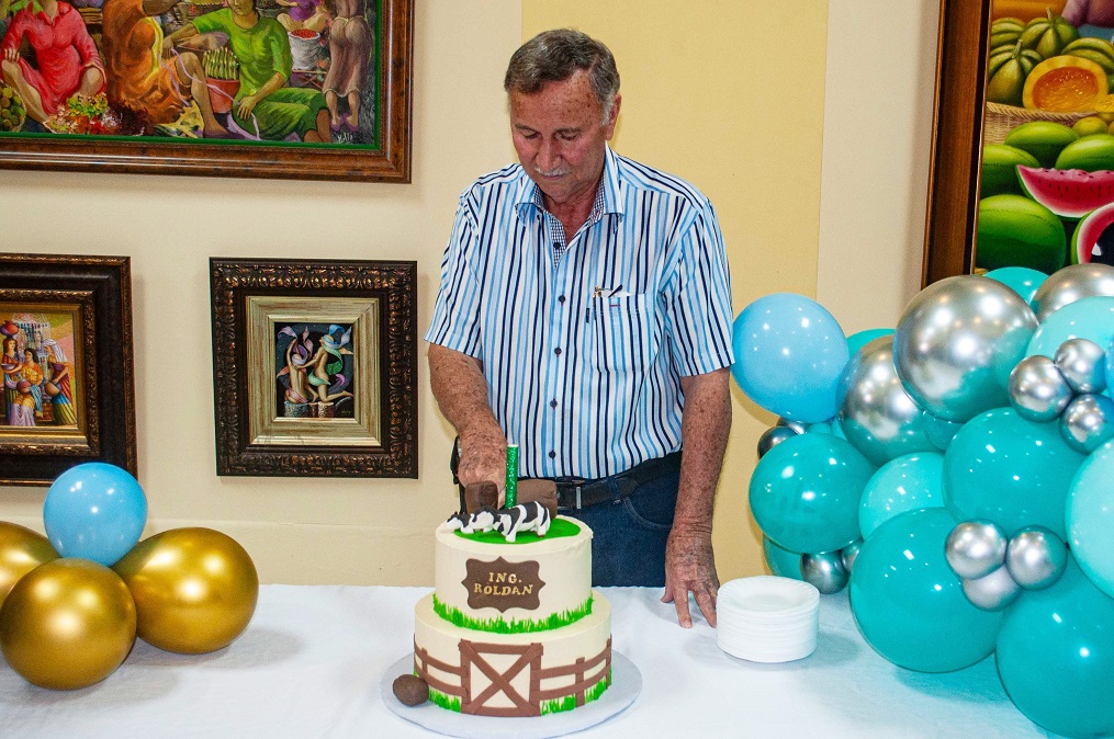 Celebrando el cumpleaños del Ing. Roldán Suazo Nuila