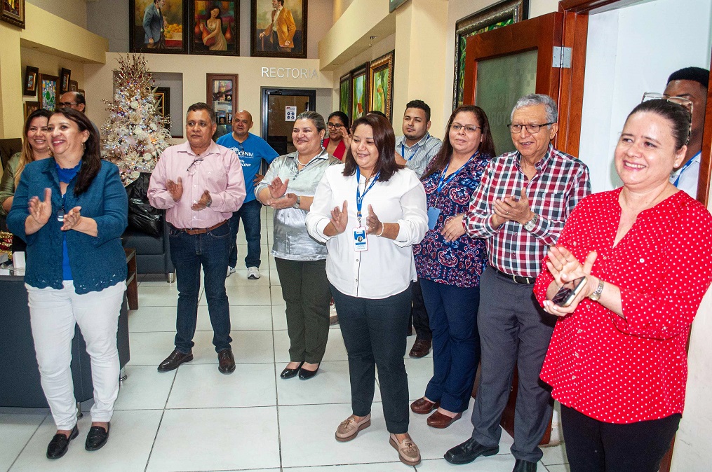 Celebrando el cumpleaños del Ing. Roldán Suazo Nuila