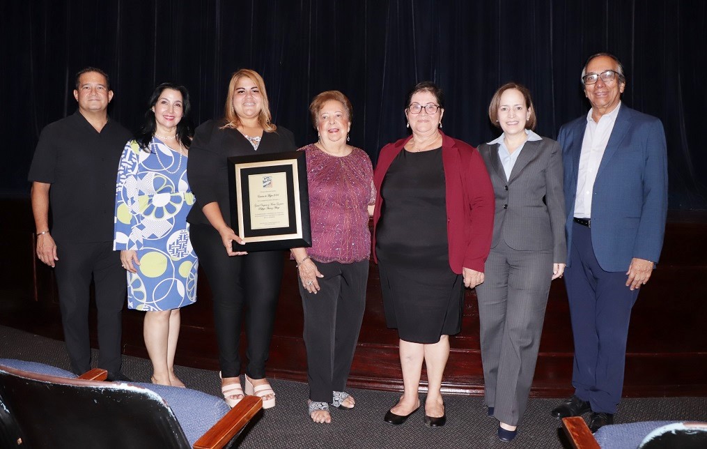 Centro Cultural Sampedrano rinde homenaje a dos destacadas damas con el premio 'Esencia de Mujer' 2024