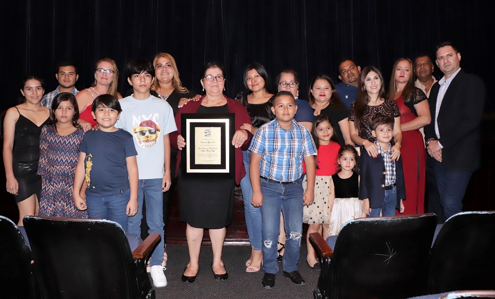 Centro Cultural Sampedrano rinde homenaje a dos destacadas damas con el premio 'Esencia de Mujer' 2024